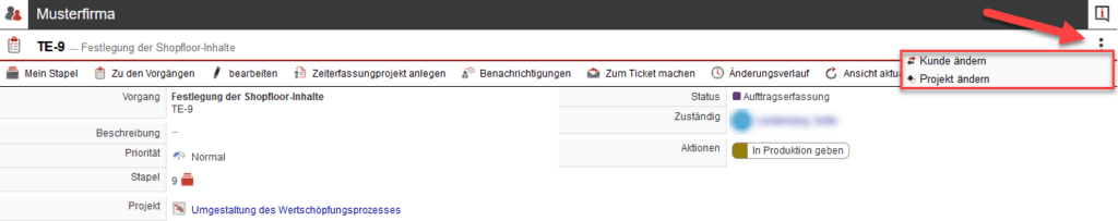 Screenshot der Ansicht eines Tasks mit geöffnetem Dreipunkte-Menü zum Ändern des Kunden oder des Projekts.