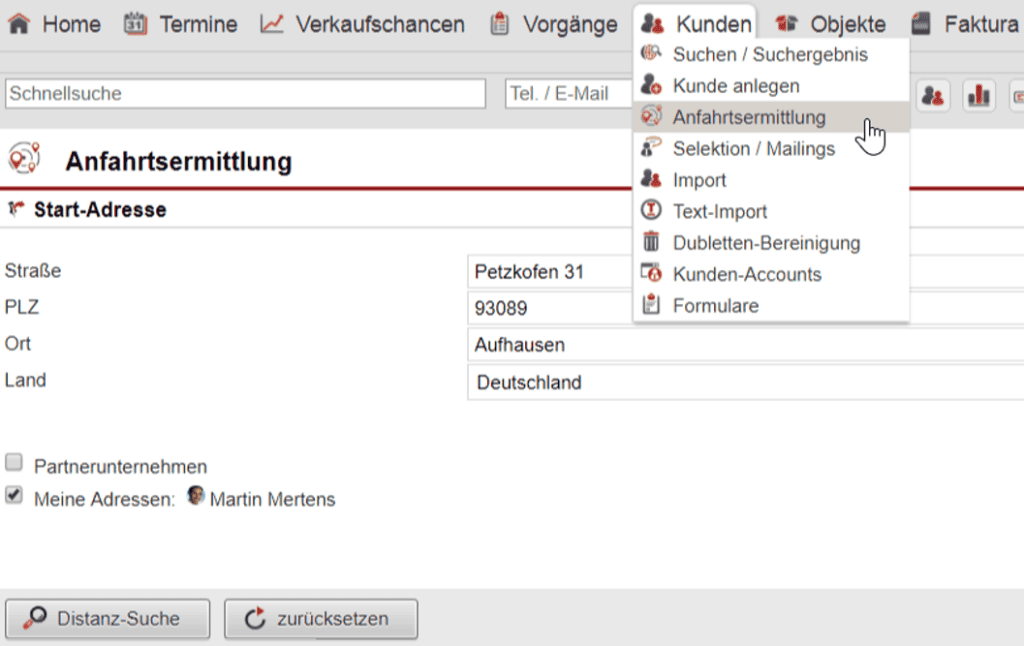 Screenshot geöffneter Mennüpunkt „Kunden“ mit markiertem Bereich „Anfahrtsermittlung“